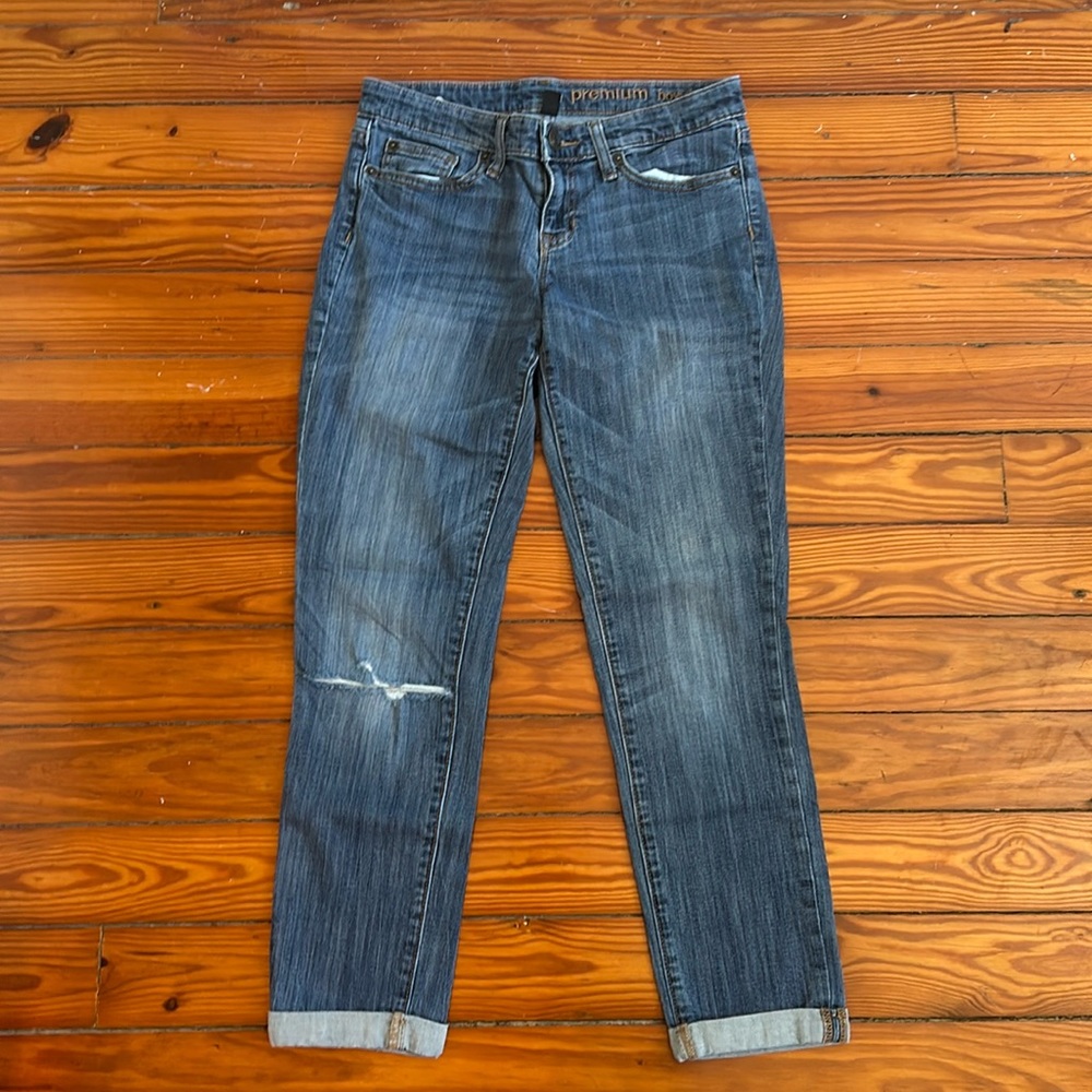 Gap boyfriend women’s jeans size 2 (26R). Darker wash and low rise. Hole in knee
